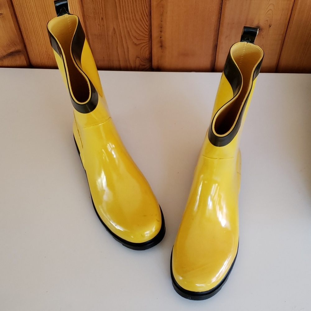 Adorable Dirty Laundry Wellies